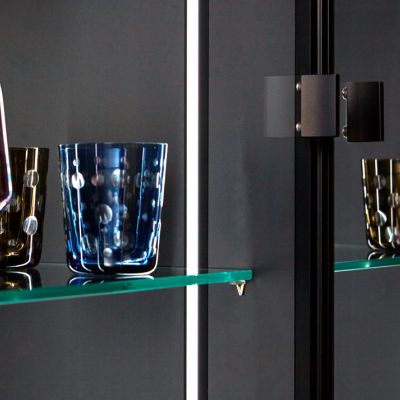 ER_Alteiche schwarz LM stahlblau-RAL D2 Vitrine